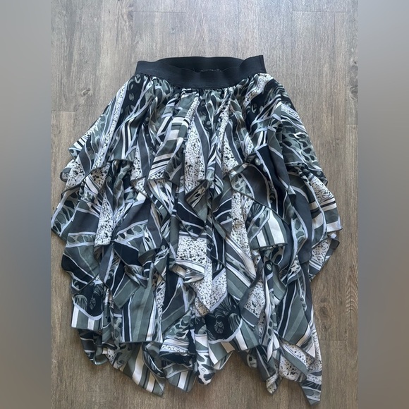 The Pyramid Collection Silver Asymmetrical Bubble Skirt - Picture 1 of 5